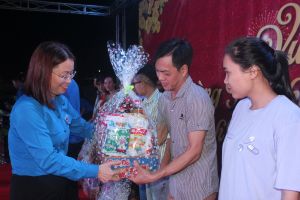 Phát triển tổ chức Đoàn, Hội để tập hợp thanh niên công nhân