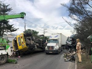 Xe container tông xe tải biến dạng trên quốc lộ 51