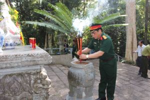 Dâng hương tại Căn cứ Trung ương Cục miền Nam