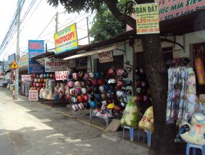 Băn khoăn về chất lượng mũ bảo hiểm giá rẻ