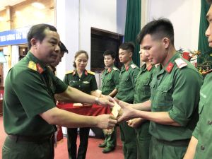 Lễ bàn giao thế hệ xây dựng đơn vị vững mạnh giữa quân nhân hoàn thành NVQS với đang tại ngũ