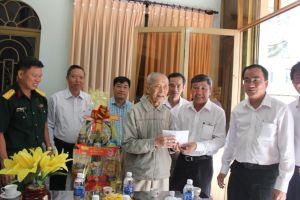 Lãnh đạo tỉnh thăm, chúc Tết các gia đình cách mạng