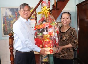 Chủ tịch UBND tỉnh làm trưởng đoàn đến chúc Tết các đồng chí nguyên lãnh đạo tỉnh