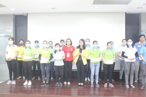 Công đoàn tặng quà, vé xe Tết cho công nhân có hoàn cảnh khó khăn