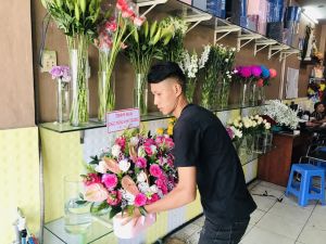 Những chàng trai đam mê với... hoa