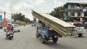 Xe ba gác chở hàng mất an toàn giao thông