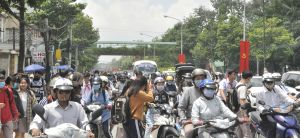 Ùn tắc giao thông trước cổng trường