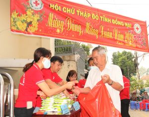 Trao quà Tết cho người mù và bộ đội xuất ngũ