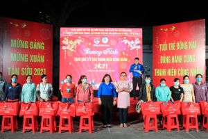 Cùng thanh niên công nhân vui tết