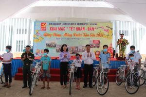 Tết quân dân tại H.Định Quán và H.Vĩnh Cửu trao tặng nhiều phần quà cho hộ nghèo