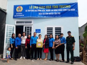 Bàn giao nhà tình thương cho đoàn viên khó khăn về nhà ở