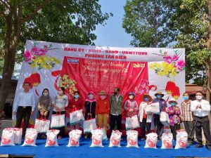 Tặng quà Tết cho người dân có hoàn cảnh khó khăn, nạn nhân da cam