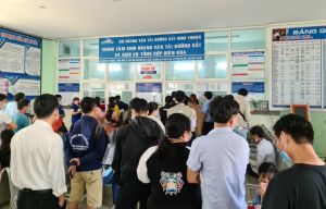 Người dân ồ ạt đi trả vé tàu Tết