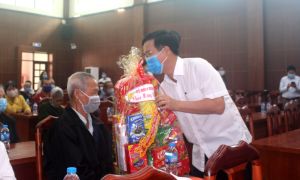 Đoàn đại biểu Quốc hội tỉnh trao quà tết cho các gia đình chính sách