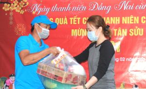 Tặng trên 300 phần quà cho thanh niên công nhân, học sinh khó khăn