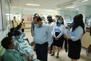 BHXH tỉnh tặng quà tết cho bệnh nhân có thẻ BHYT