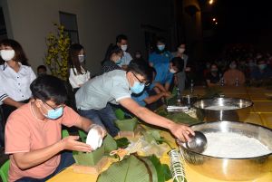 Công nhân đón tết xa quê nhưng vẫn ấm áp