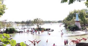 Khách du lịch vui chơi an toàn tại các điểm du lịch