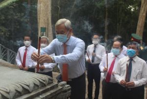 Dâng hương Kỷ niệm 60 năm thành lập Khu ủy miền Đông Nam bộ