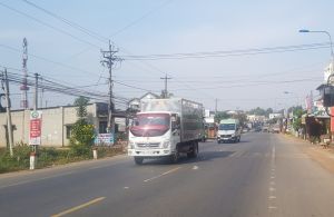 Gấp rút mở đường xây sân bay