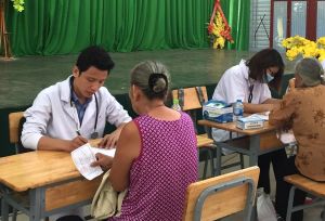 Góp sức chăm sóc sức khỏe nhân dân