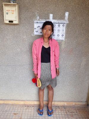 Thông báo tìm kiếm thân nhân của một người nữ tâm thần lang thang xin ăn, không rõ tên tuổi, địa chỉ.