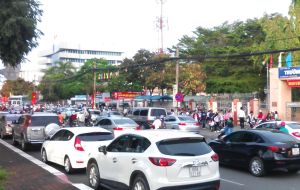 Ùn tắc giao thông trước cổng trường học