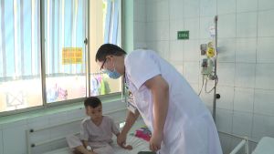 2 học sinh uống nhầm thuốc diệt chuột, 1 em tử vong