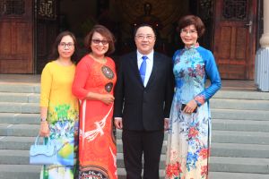 Nữ bác sĩ yêu nghề, tận tâm