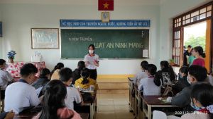 Thận trọng khi cho học sinh dùng điện thoại trong lớp