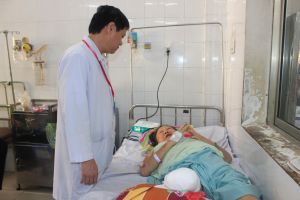 Tự đắp lá sim lên vết thương, phải cắt cụt chân