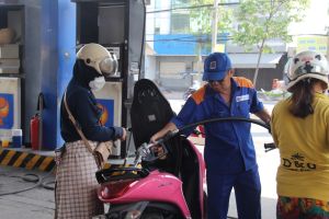 ​Giá xăng dầu giảm nhẹ