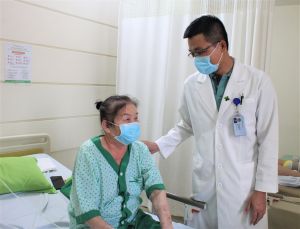 Bơm xi măng sinh học vào đốt sống giúp thoát cảnh liệt