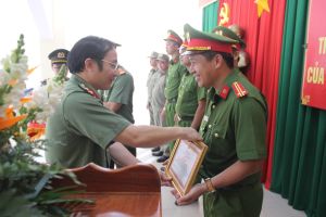 Khen thưởng đột xuất cho Công an phường Phước Tân