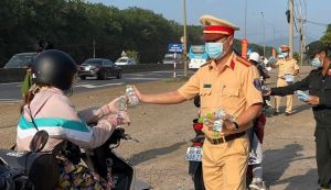 Hơn 120 cảnh sát giao thông phát nước, khẩu trang cho người đi đường