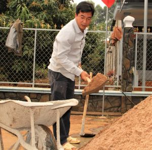 Ông chủ gara 6 năm tự nguyện vá đường