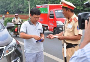 Ghi hình cảnh sát giao thông làm nhiệm vụ: Phải đúng luật