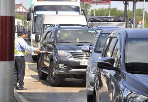 Cần giám sát và xử lý trạm thu phí không xả trạm khi kẹt xe