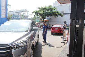 Giá xăng tăng trở lại