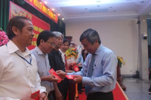 Tiếp thêm động lực cho văn nghệ sĩ