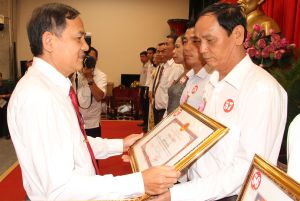 Cán bộ, đảng viên học và làm theo Bác