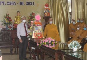 Bí thư Tỉnh ủy Nguyễn Phú Cường đi chúc mừng Đại lễ Phật đản 2021