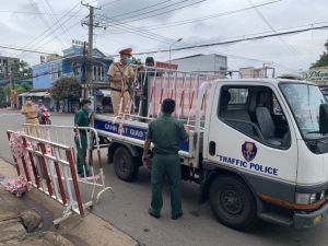 Người dân vui mừng vì được gỡ phong tỏa phòng dịch Covid-19