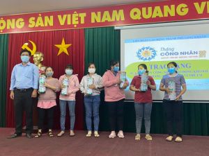 Tặng 4.644 hộp sữa bột cho con công nhân có hoàn cảnh khó khăn