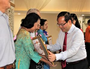 Tự tiết kiệm để giúp người