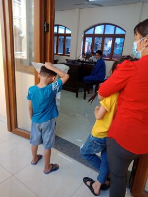 Những đứa trẻ đáng thương nơi sân tòa