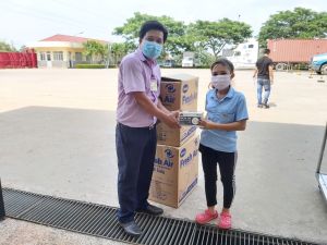 Một doanh nghiệp tặng trên 5 ngàn hộp khẩu trang cho công nhân