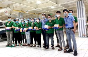 Công đoàn tặng 15 ngàn hộp khẩu trang cho công nhân
