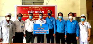 Tặng 30 triệu đồng cho lực lượng tuyến đầu chống dịch ở khu cách ly cơ sở 2 Thạnh Phú