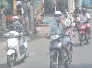 Nguy cơ tai nạn giao thông khi vừa lái xe vừa nghe điện thoại